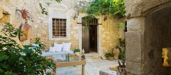 Dotira, an Enchanting Heritage Home with Pool