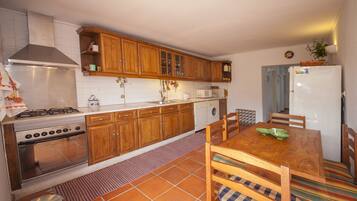 House, 2 Bedrooms | Private kitchen | Full-sized fridge, microwave, oven, stovetop