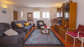 Maison, 2 chambres | Salle de séjour | Télévision à écran plat