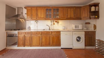 Casa, 2 habitaciones | Cocina privada | Refrigerador con congelador, microondas, horno y parrilla de estufa