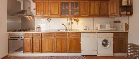 House, 2 Bedrooms | Private kitchen | Full-size fridge, microwave, oven, stovetop