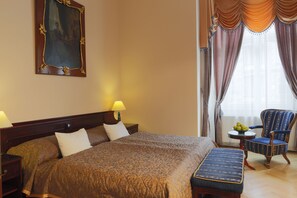 Zimmersafe, Schreibtisch, Verdunkelungsvorhänge, schallisolierte Zimmer