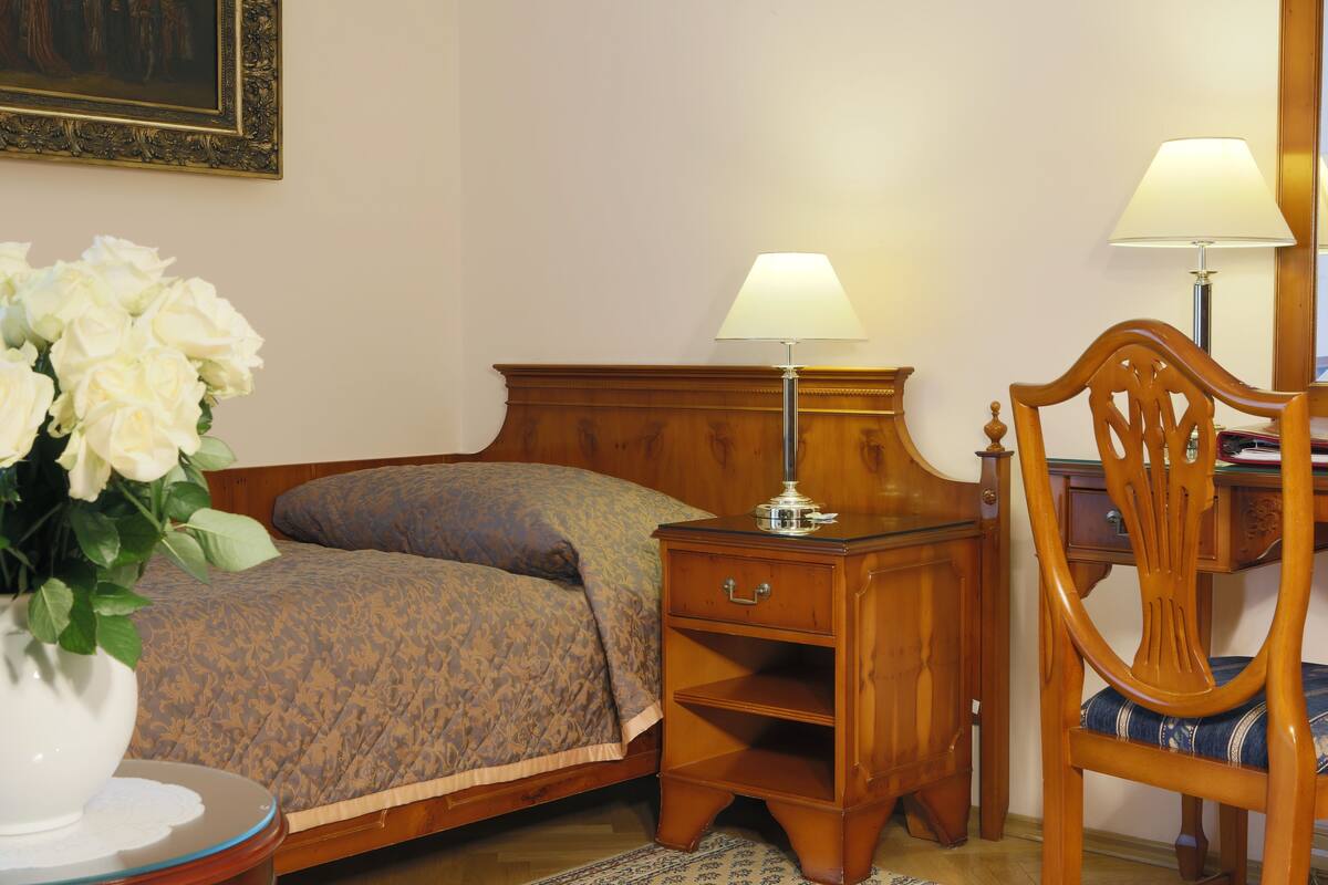 Standard Single Room | In-room safe, desk, blackout drapes, soundproofing