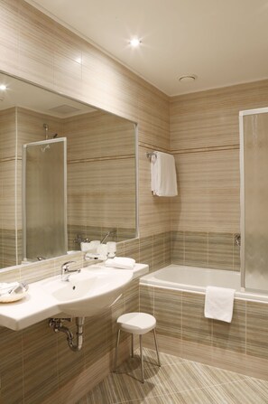 Designertoiletartikler, hårtørrer, badekåber, hjemmesko