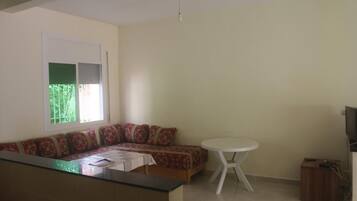 Villa Familiale, 3 chambres | Coin séjour | Télévision à écran plat