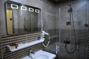 Familienzimmer | Hochwertige Bettwaren, Minibar, Zimmersafe, individuell dekoriert