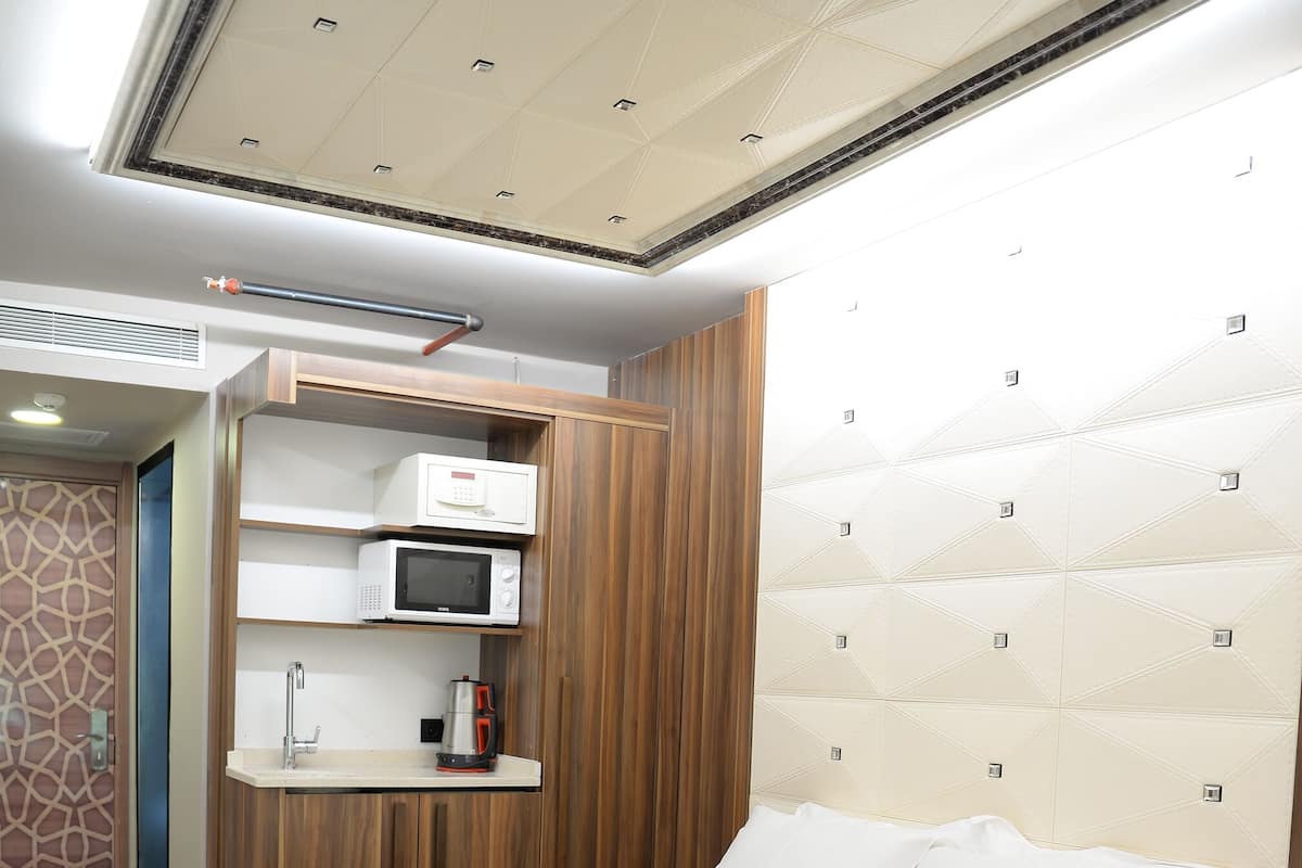 1 bedroom, premium bedding, minibar, in-room safe