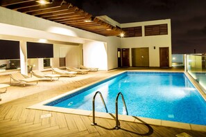 Outdoor pool, sun loungers - Royalty Apartments (Accra)