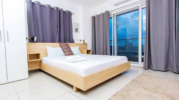 Cofres nos quartos, escrivaninha, espaço de trabalho para notebook