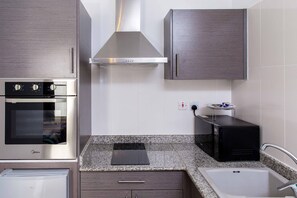 Geladeira grande, micro-ondas, fogão, cooktop