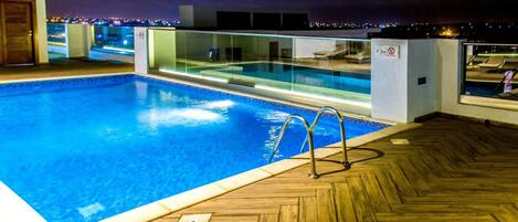 Utendørsbasseng og solsenger