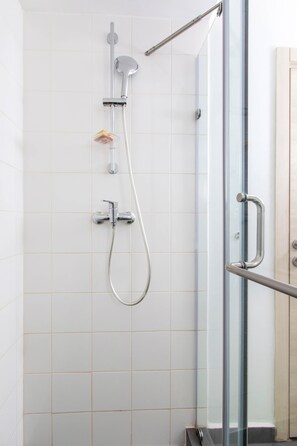 Deep soaking tub, free toiletries, towels, soap - Royalty Apartments (Accra)