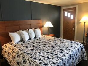 Standard Room, 1 King Bed | Premium bedding, pillowtop beds, blackout drapes, iron/ironing board - Edenbrook Motel (Bar Harbor)
