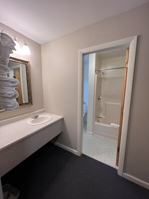 Produtos de toalete grátis, secador de cabelo, toalhas de banho 