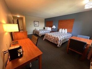 Premium bedding, pillowtop beds, blackout drapes, iron/ironing board - Edenbrook Motel (Bar Harbor)