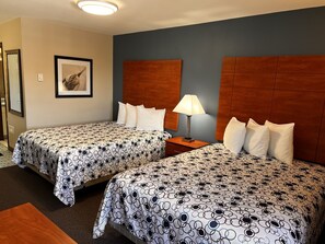 Quarto econômico, 2 camas Queen | Roupas de cama premium, camas com colchões pillow-top, cortinas blackout