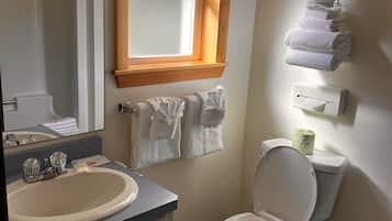 Chambre Ăconomique, 2 grands lits | Salle de bain