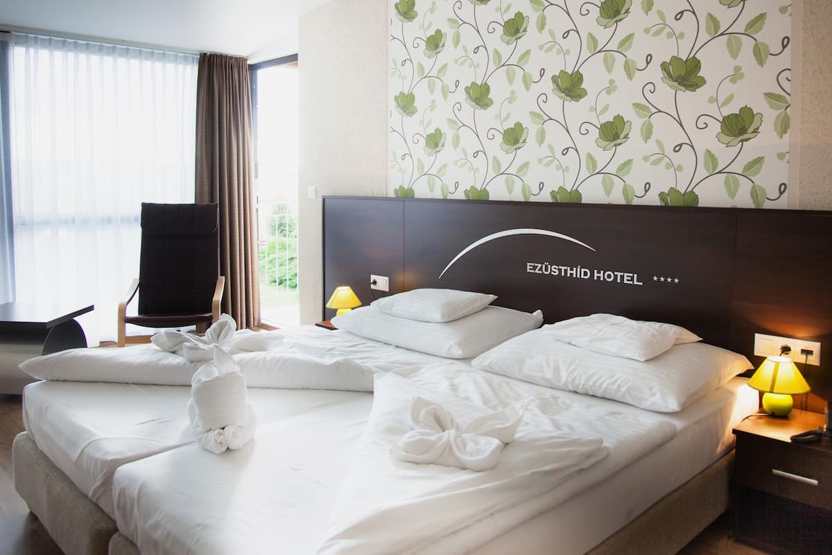 Comfort Room | Hypo-allergenic bedding, pillow-top beds, in-room safe, desk
