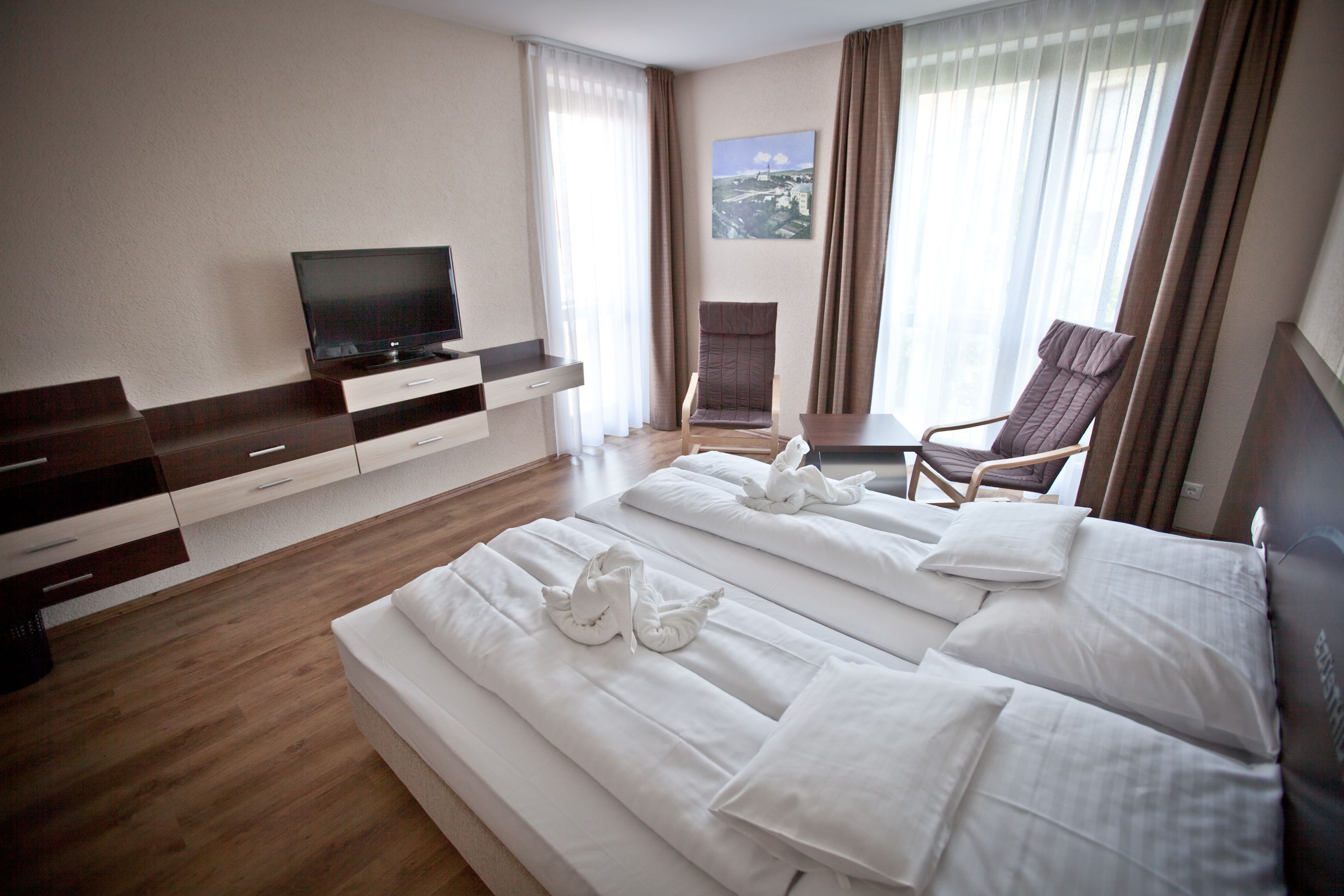 Comfort Room | Hypo-allergenic bedding, pillow-top beds, in-room safe, desk