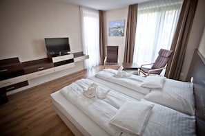 Comfort Room | Hypo-allergenic bedding, pillowtop beds, in-room safe, desk - Ezüsthíd Hotel (Veszprem)