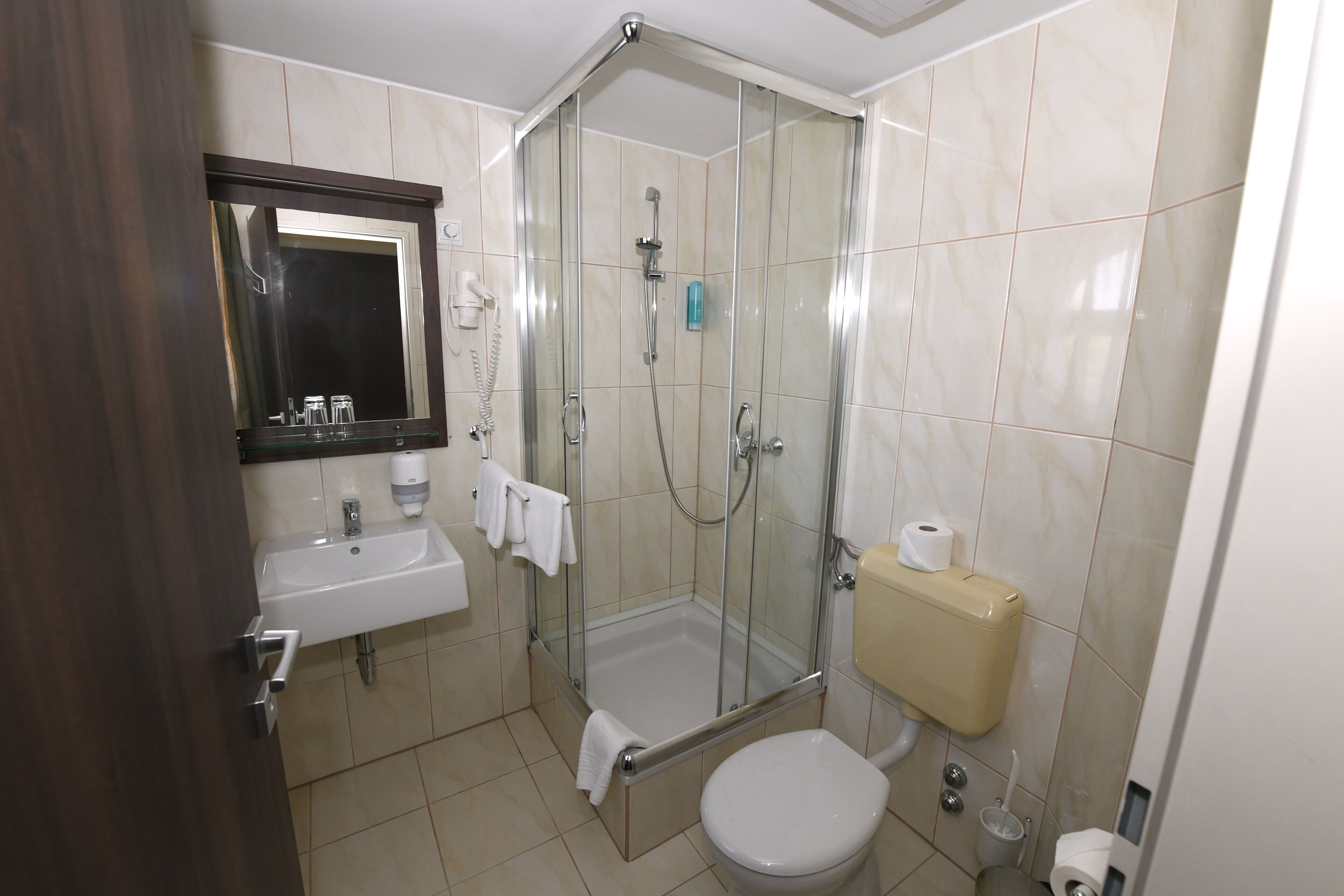 Pancuran mandi, jubah mandi, tuala disediakan, sabun 