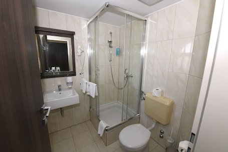 Ducha, batas, toallas, jabón. Hotel Jade - Ezüsthíd Hotel