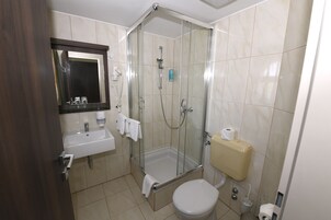 Ducha, albornoces, toallas y jabón