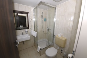 Shower, bathrobes, towels, soap - Hotel Jade - Ezüsthíd Hotel (Veszprem)