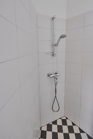 Deluxe-Studio | Dusche im Bad