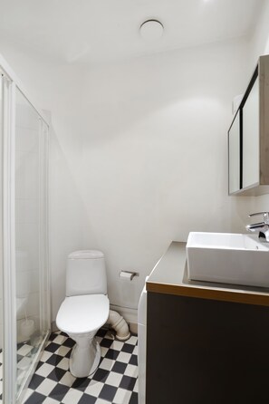 Shower, hair dryer, towels, soap - Kotimaailma Helsinki Arkadiankatu 8 (Helsinki)