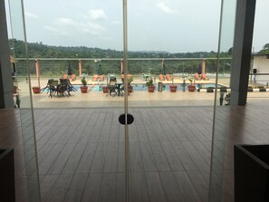 Piscine extérieure, chaises longues