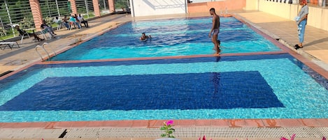 Piscine extérieure, chaises longues
