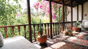 Habitación estándar con 1 cama matrimonial o 2 individuales, vista al jardín | Área de sala de estar | Televisión de pantalla plana