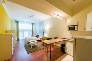 Estudio, vista a la ciudad | Servicio a la habitación