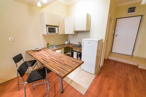 Studio, City View | Dining