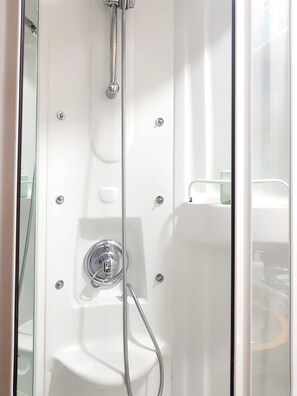 Kostenlose Toilettenartikel, Handtücher, Seife, Shampoo