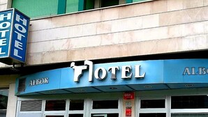 A hotel with a sign that reads "HOTEL ALBOR" and "CAFÉ" indicating a café on the premises. - Pension Albor (Gijon)