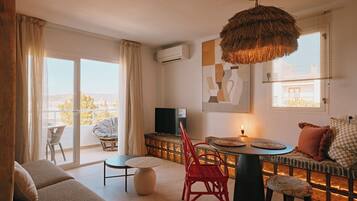 Apartment, 1 Bedroom, Terrace | Ruang tamu | TV skrin rata