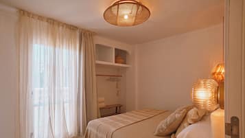 Appartement, 1 slaapkamer, terras | Een kluis op de kamer, een strijkplank/strijkijzer, gratis wifi