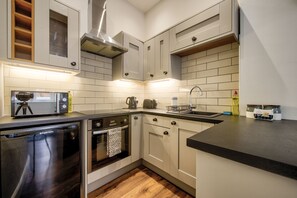 Appartement | Privékeuken | Een koelkast, een microgolfoven, een oven, een kookplaat