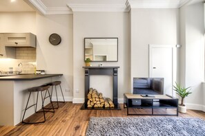 Apartment | Individually decorated, individually furnished, blackout drapes - Stylish Modern Apartment Parking (Edinburgh)