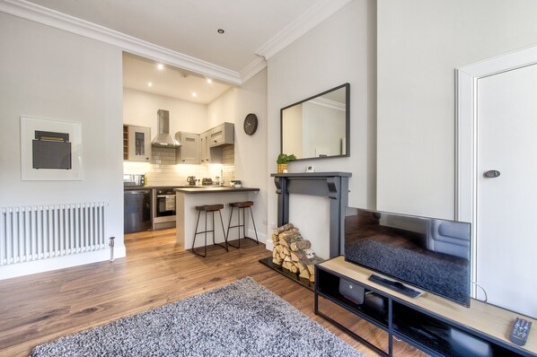 Apartment | Individually decorated, individually furnished, blackout curtains - Stylish Modern Apartment Parking (Edinburgh)