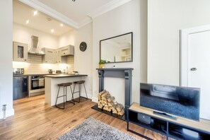 Apartment | Individually decorated, individually furnished, blackout curtains - Stylish Modern Apartment Parking (Edinburgh)