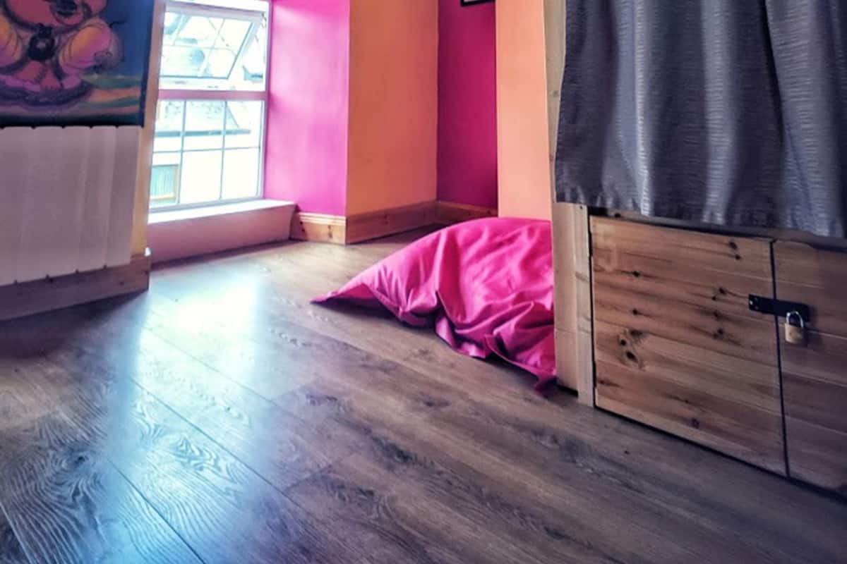WiFi (free), bed sheets