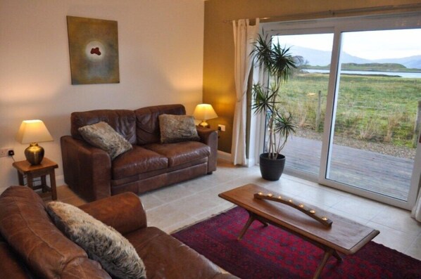 Apartment, Garden View | Living area | Flat-screen TV, DVD player - Lurach Flat (Appin)