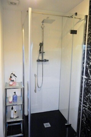 Apartamento, vista para o jardim | Chuveiro