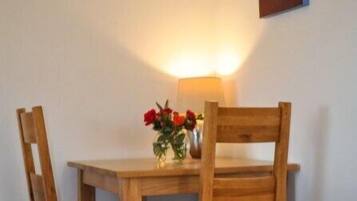 Apartment, Garden View | In-room dining