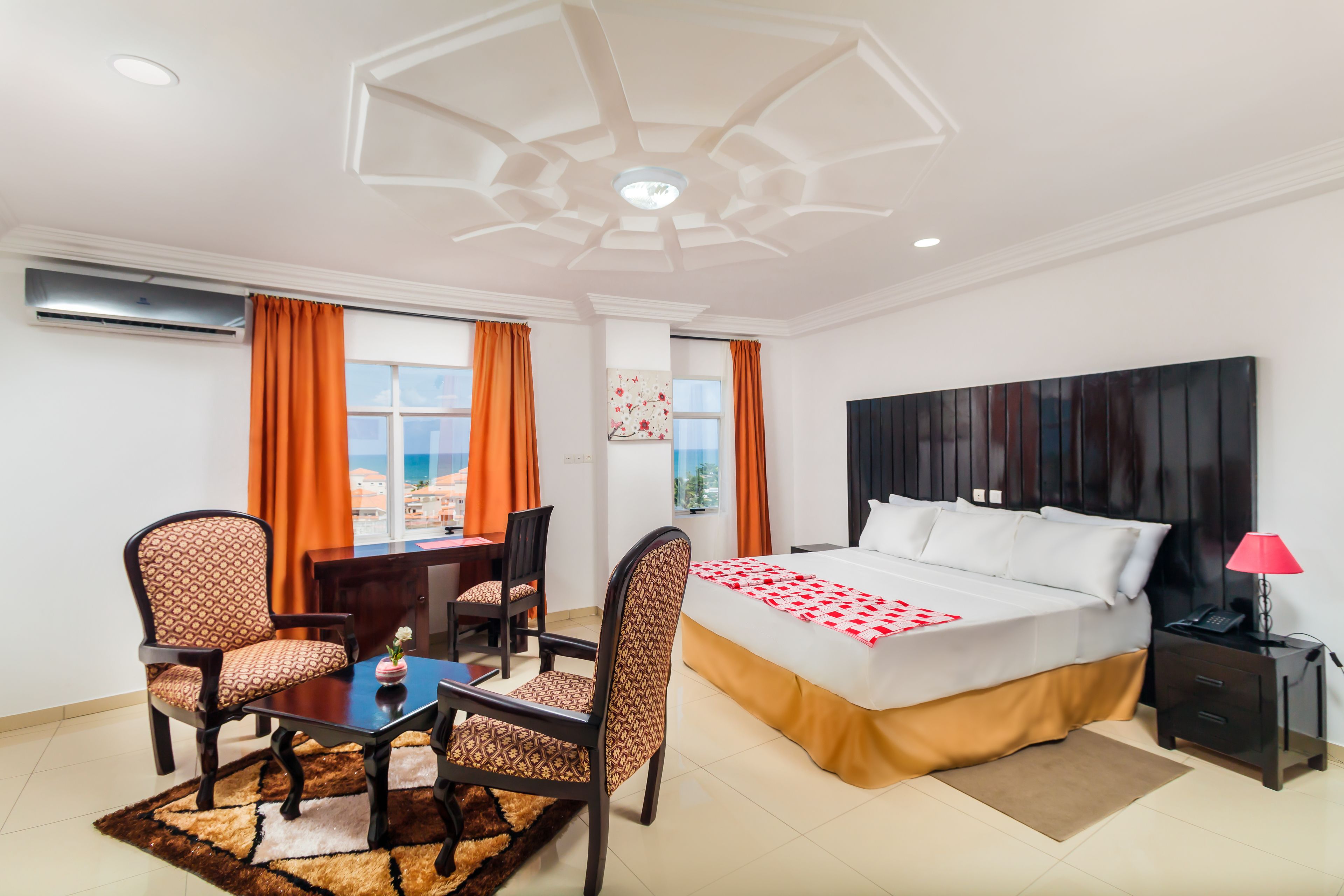 Minibar, caja fuerte, escritorio y sistema de insonorización