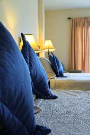 Suite, 2 queensize bedden | Een kluis op de kamer, gratis wifi, beddengoed