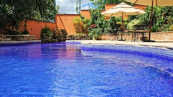 Una piscina al aire libre